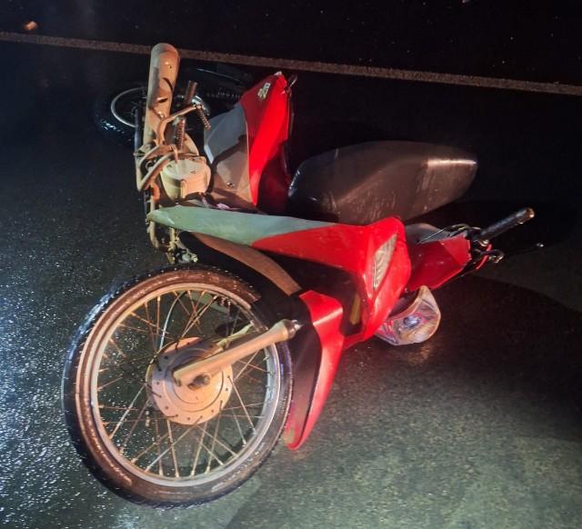 Motociclista atropela duas pessoas,  cai na pista e morre atropelado na SC 283