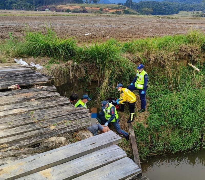 Mulher de 62 anos sofre queda de ponte em Gaspar