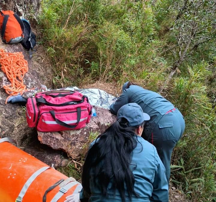 Mulher sofre queda durante escalada na Cascata Paraíso, em Campo Alegre