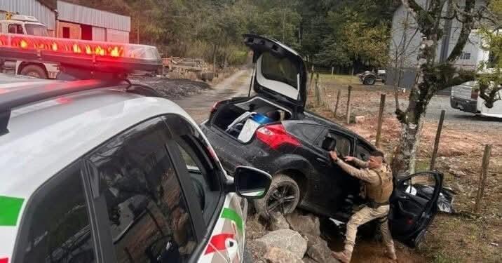 Perseguição termina em acidente na Rodovia do Arroz