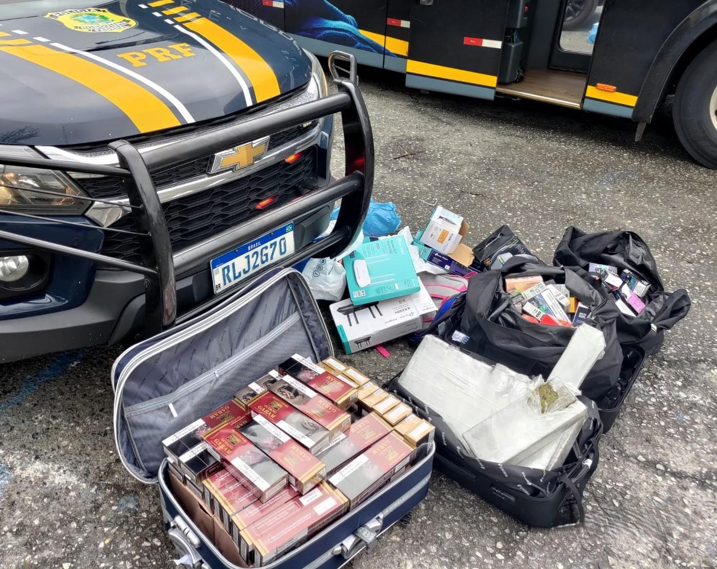 PRF prende 3 pessoas com drogas e cigarros eletrônicos em ônibus de viagem em Joinville