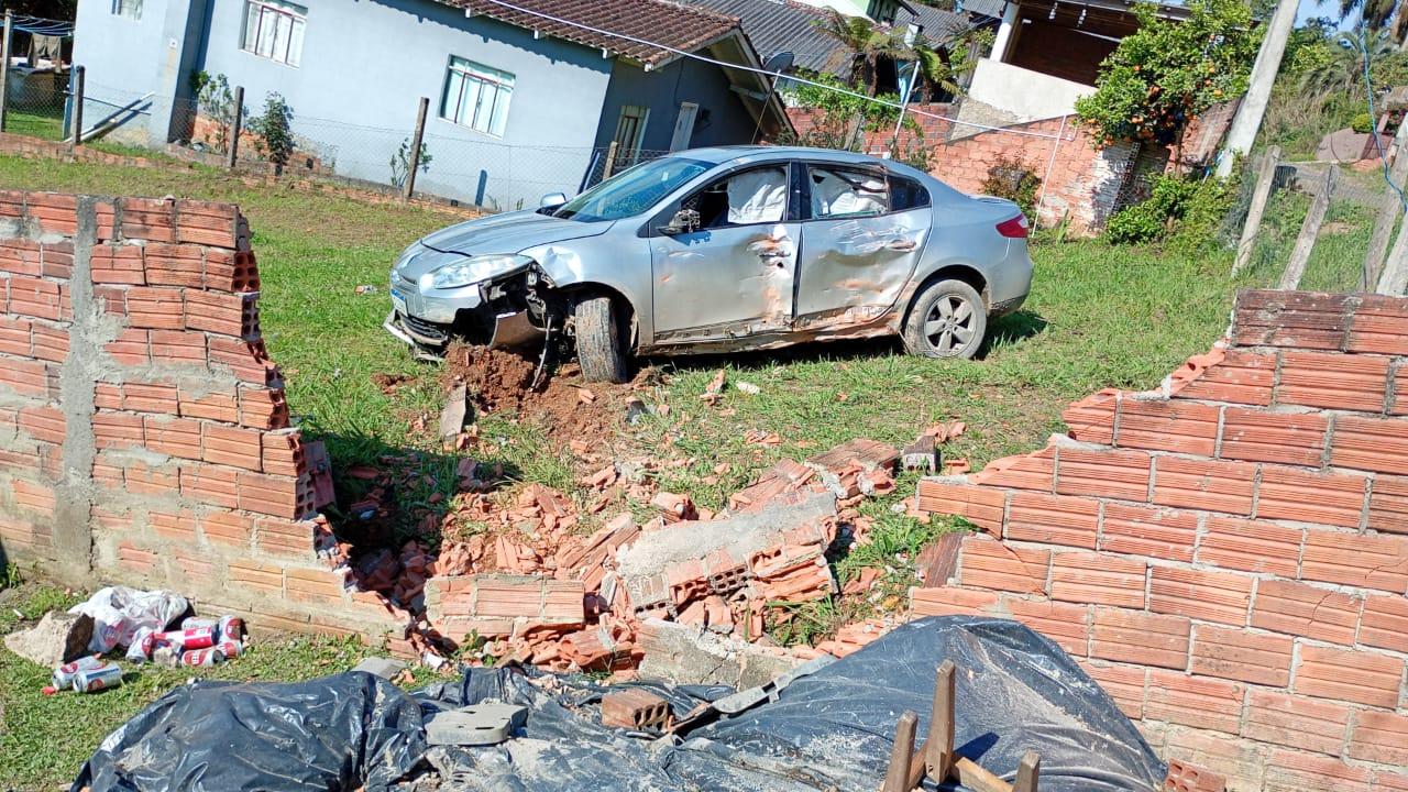 Carro colide em  muro na estrada Rio Negro