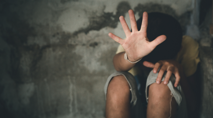 Casal é condenado a mais de 200 anos de prisão por estupro e violência contra 5 filhos em SC