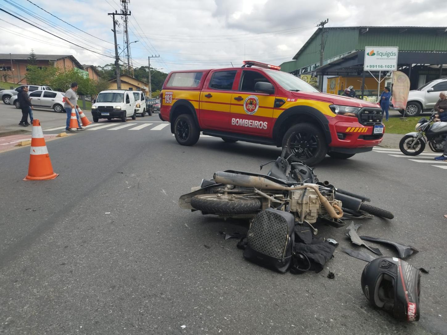 Colisão entre caminhão e motocicleta deixa uma mulher morta em Blumenau