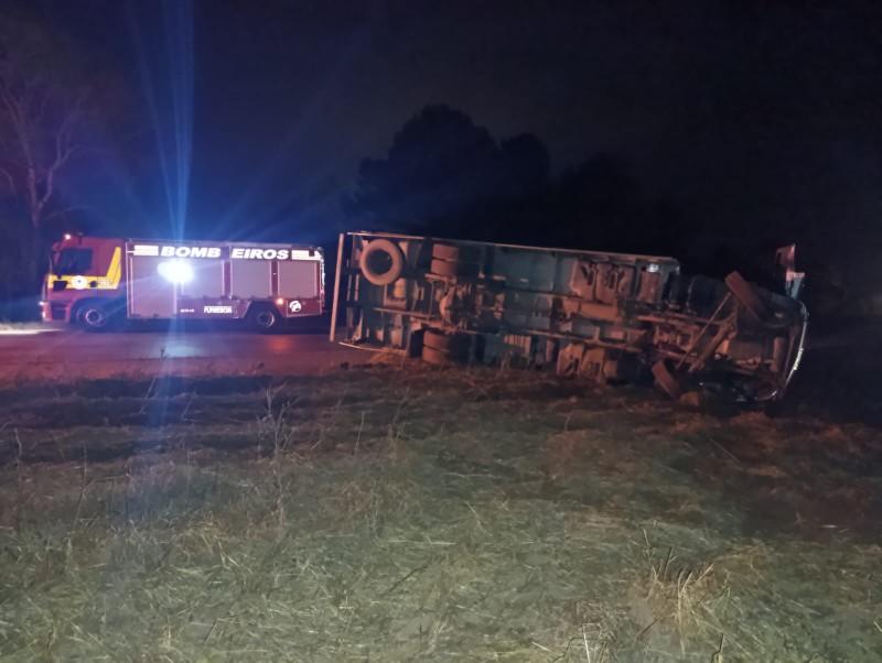 Colisão entre carro e caminhão mobiliza bombeiros na BR-280 em Mafra