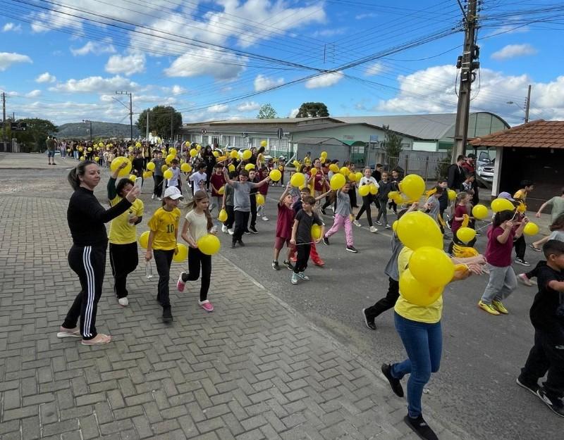 Comunidade da Vila São Paulo faz passeata pela valorização da vida