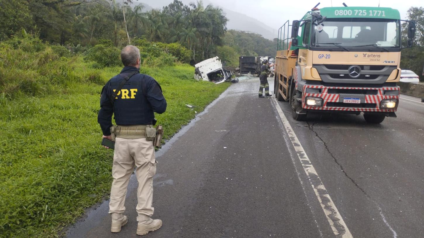 Grave acidente na BR-376 em Guaratuba deixa duas pessoas feridas