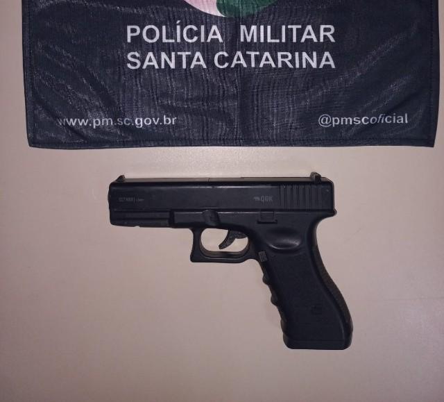 Homem é preso após ameaçar namorada com arma semelhante a pistola em Videira