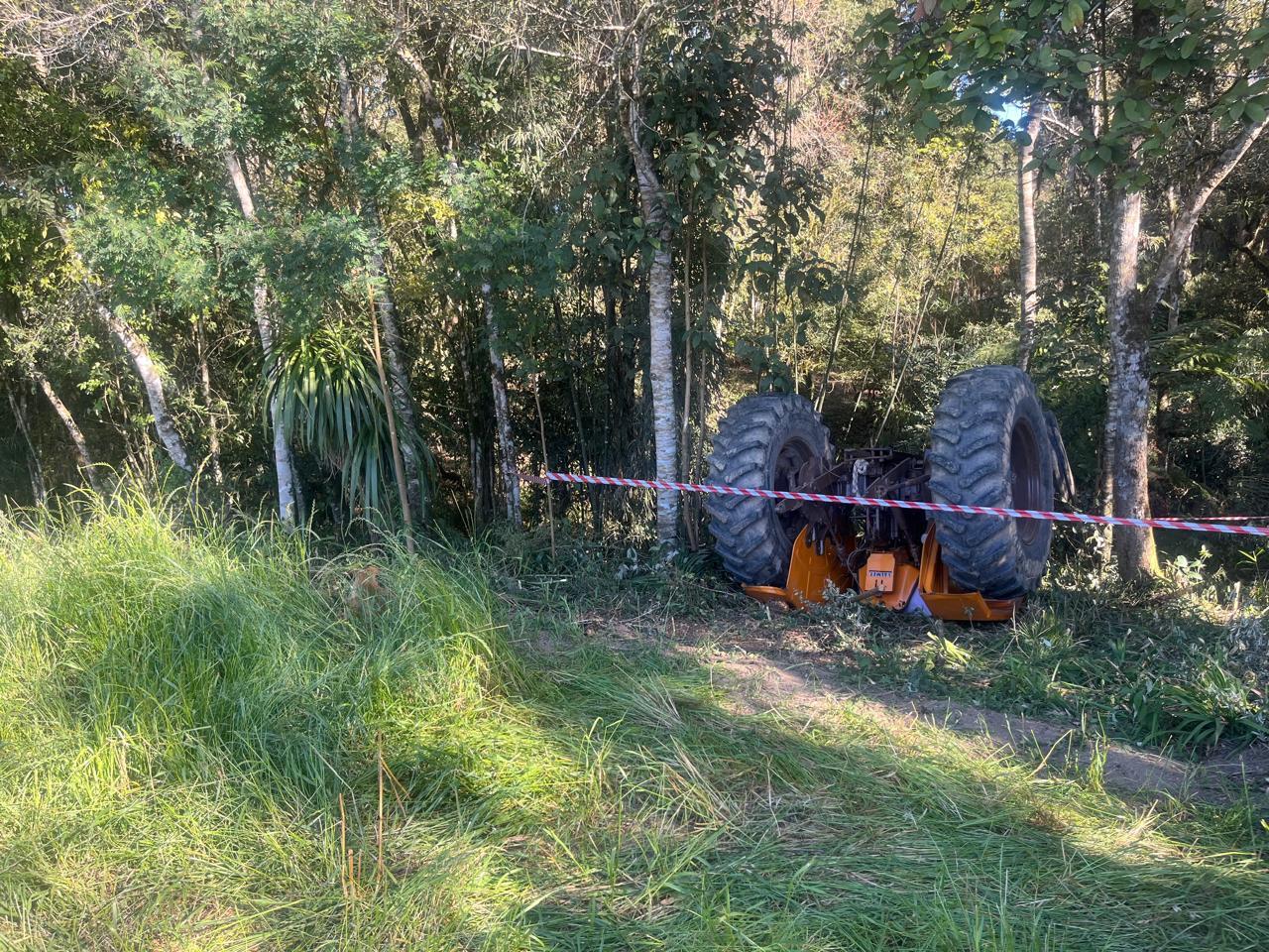 Homem morre em acidente com trator em Canoinhas