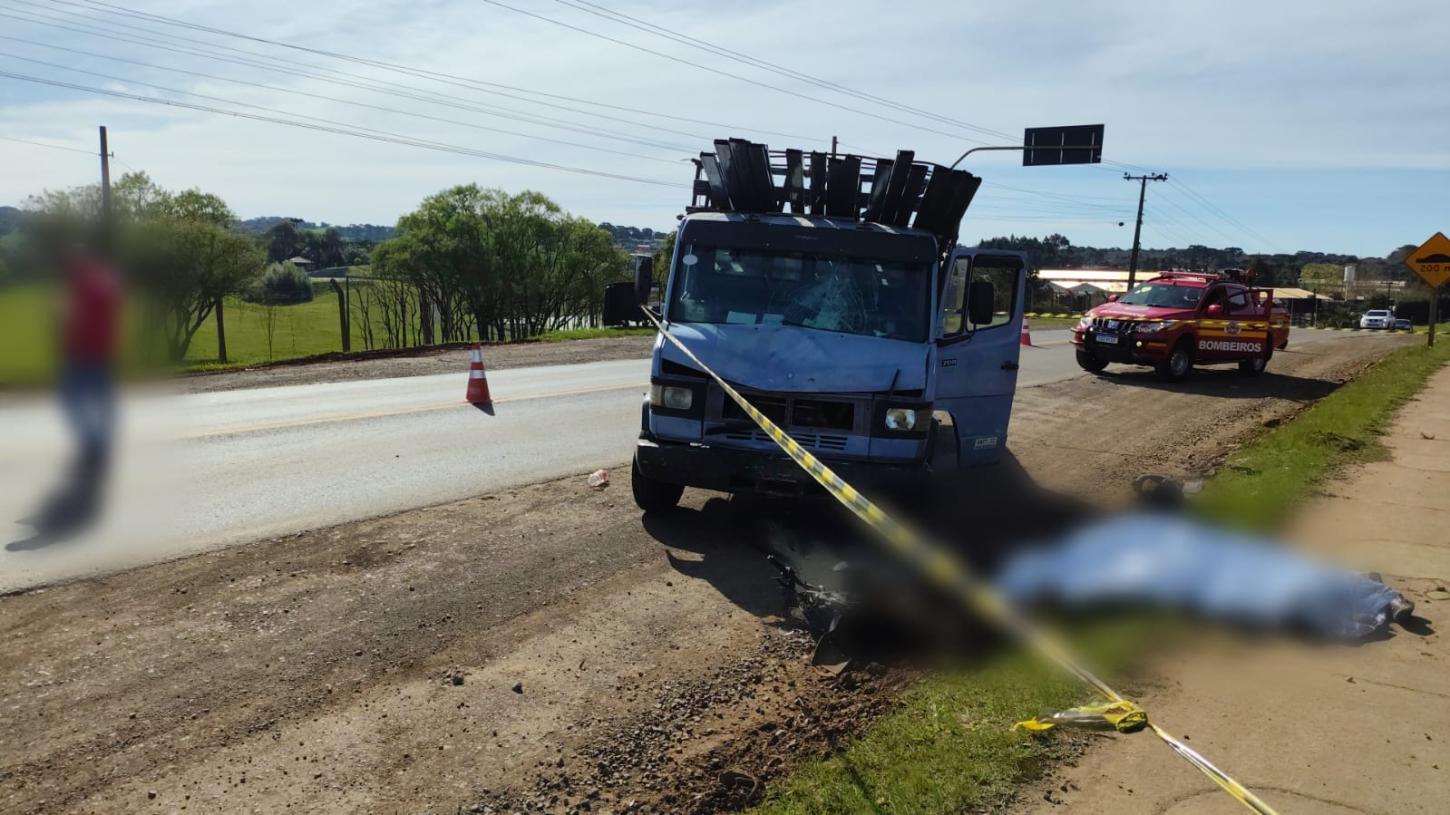 Homem morre em colisão entre moto e caminhão em Fraiburgo