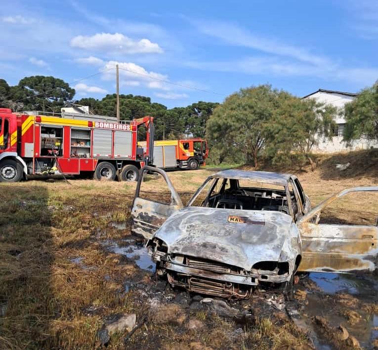 Incêndio destrói veículo em pátio de borracharia em São Bento do Sul