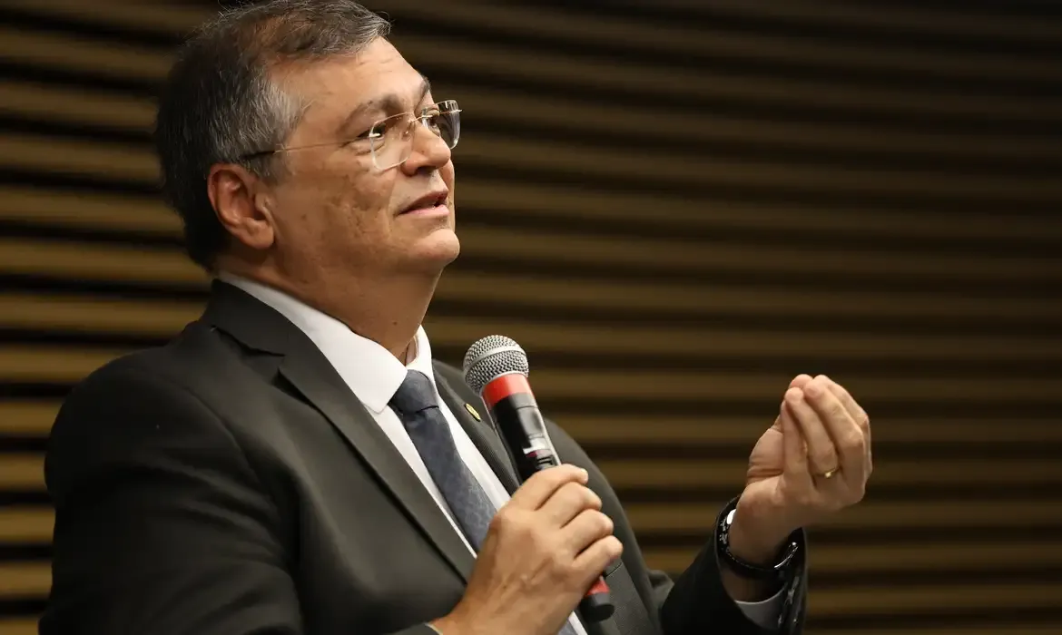 Ministro Dino manda PF investigar a conduta de Bolsonaro nos casos da Covid-19