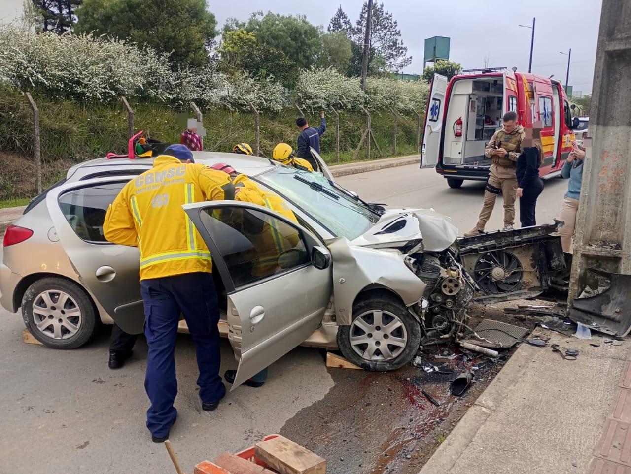 Motorista fica ferido após colisão contra poste em Rio Negrinho