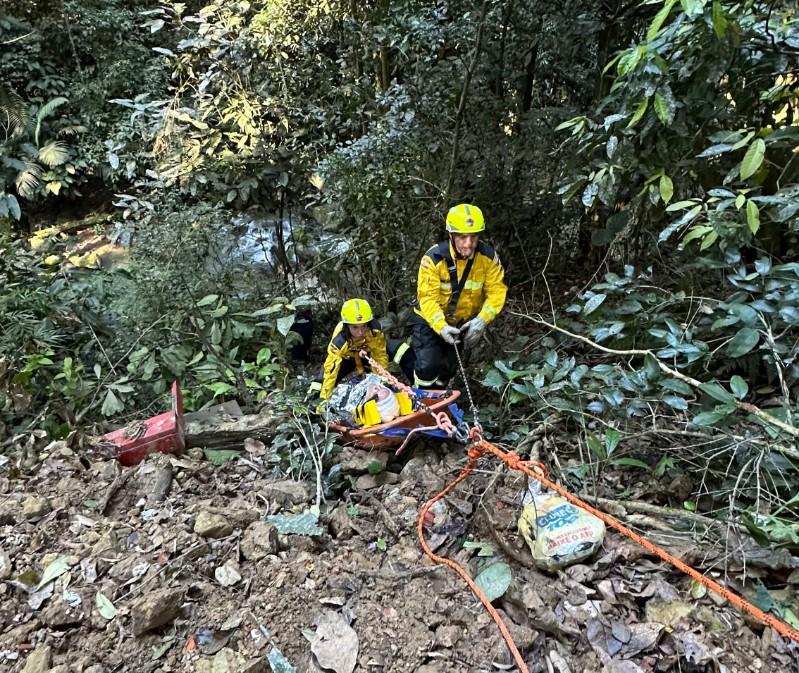 Mulher fica estado grave após queda em ribanceira de 40 metros em Blumenau