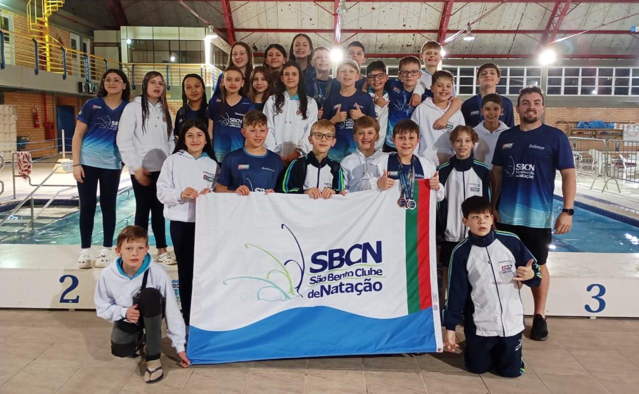 Natação de São Bento do Sul conquista 18 medalhas no Festival Mirim Petiz