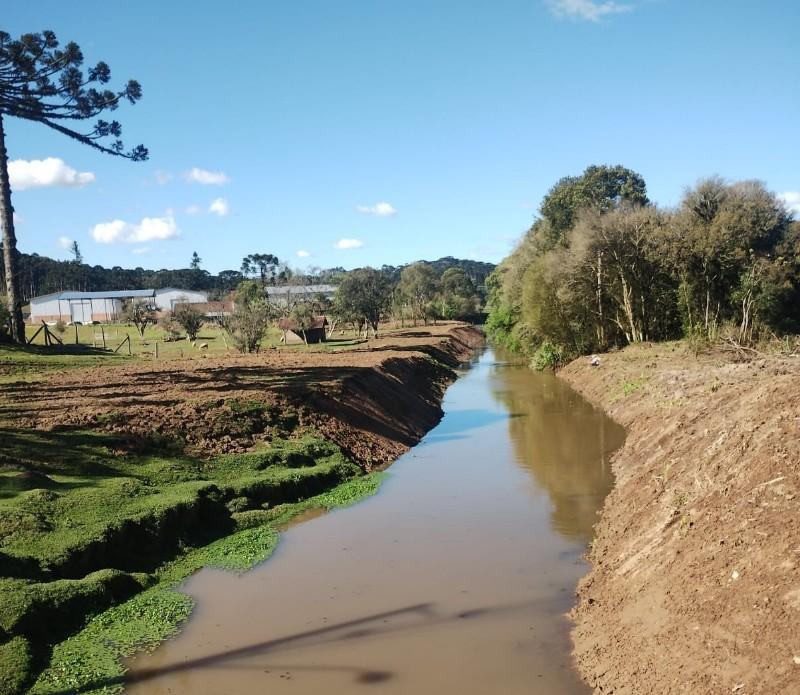Trabalhos de prevenção contra enchentes no bairro Serra Alta