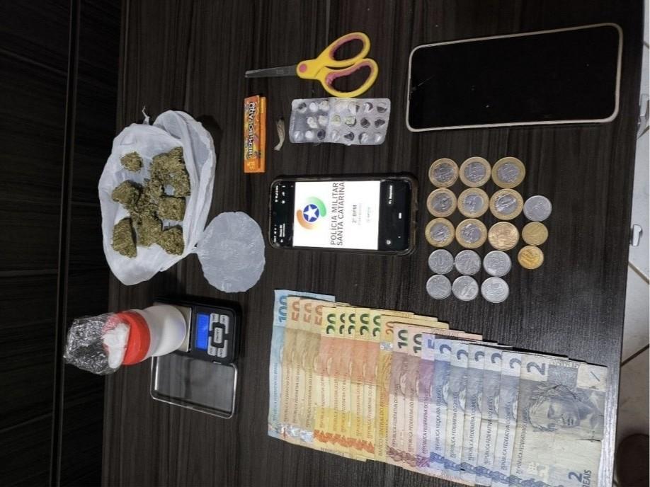 Traficante preso após deixar filha sozinha em casa com drogas em Pinhalzinho SC