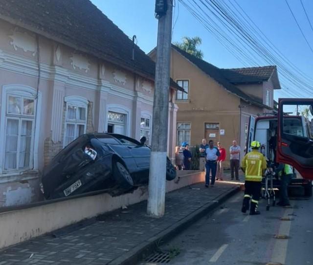 ACIDENTE: CARRO COLIDE CONTRA MURO EM SERRA ALTA, EM SÃO BENTO DO SUL