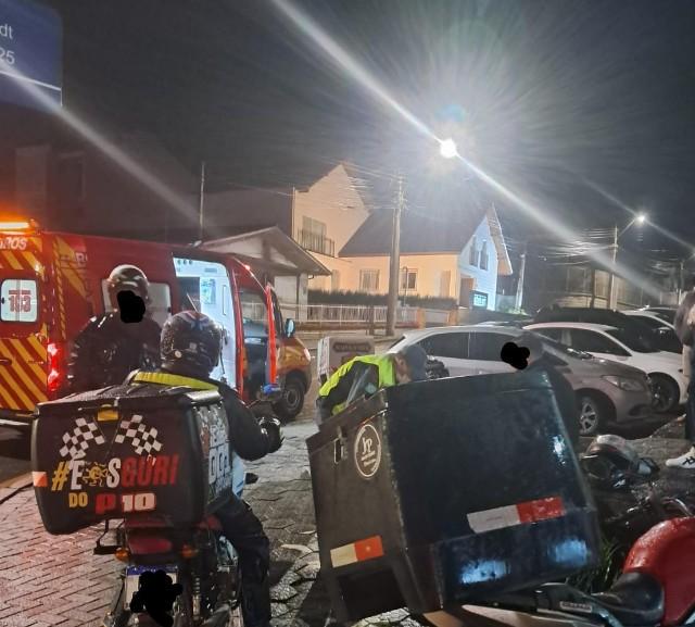 Acidente entre carro e moto deixa motociclista ferido na Antônio Kaesemodel