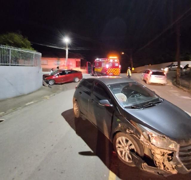 Acidente entre dois carros mobiliza Bombeiros no Centro de São Bento do Sul
