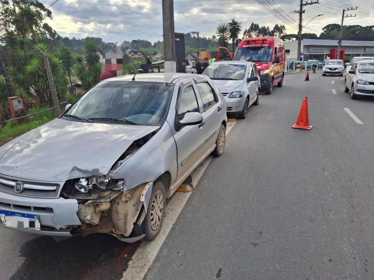 Acidente entre veículos na Antônio Kaesemodel