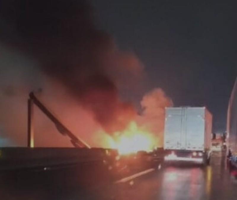 Acidente provoca incêndio em caminhão na BR 101 em Joinville