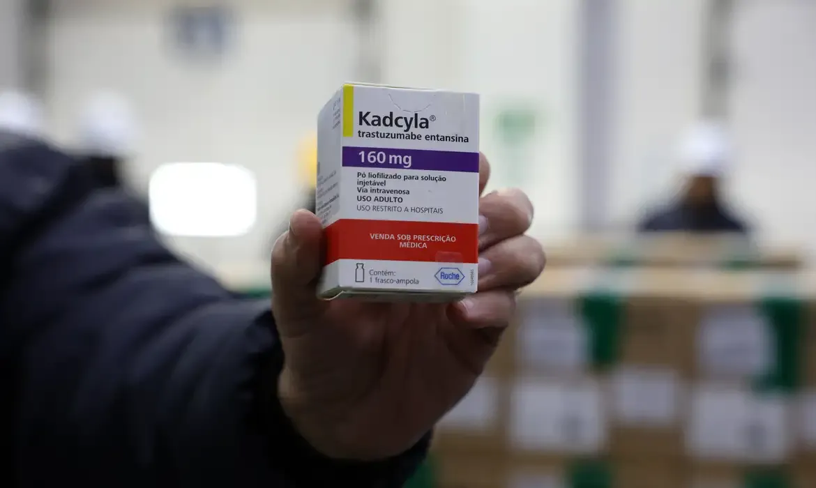Brasil recebe lote de medicamento para tratar câncer de mama no SUS