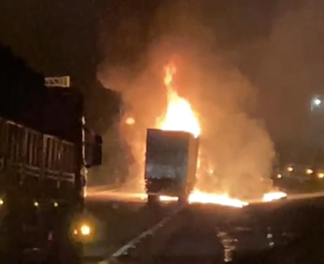 Caminhoneiro sofre queimaduras em 75% do corpo após grave acidente na BR-101 em Garuva