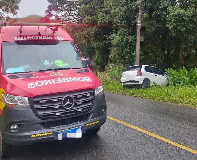 Carro colide com poste no bairro 25 de Julho