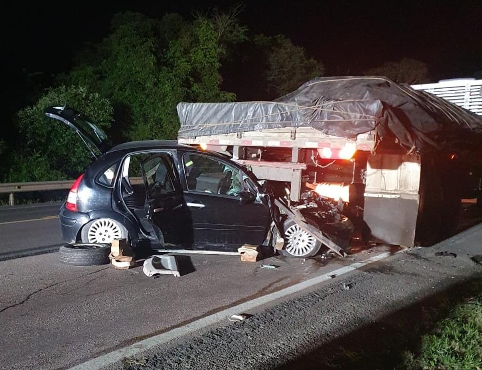 COLISÃO ENTRE CARRO E CAMINHÃO DEIXA IDOSO FERIDO NA BR-116, EM MAFRA