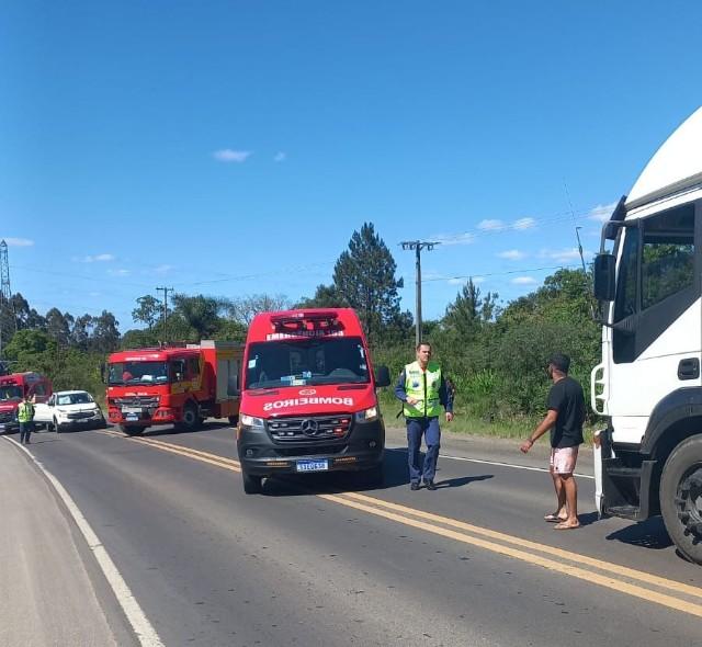 Colisão entre carro e caminhão deixa três pessoas feridas na BR-280 em Canoinhas