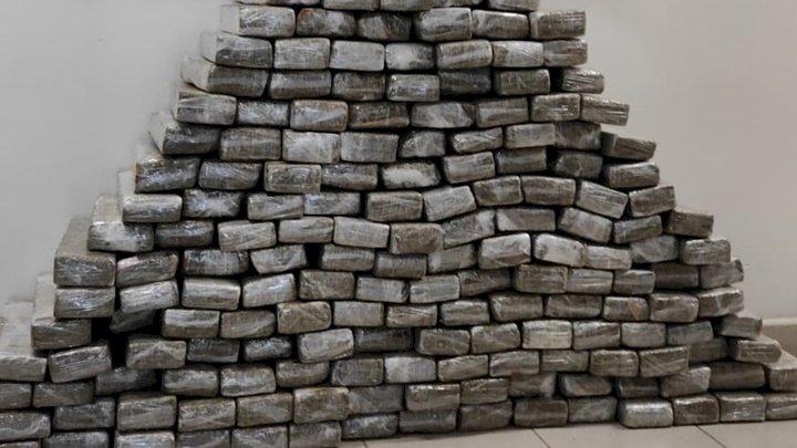 Duas mulheres presas com 135 quilos de maconha em Joinville