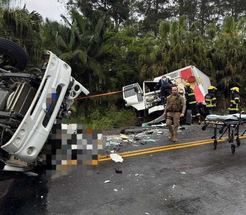 Grave colisão entre caminhões deixa um morto e um ferido na SC-340 em Dona Emma