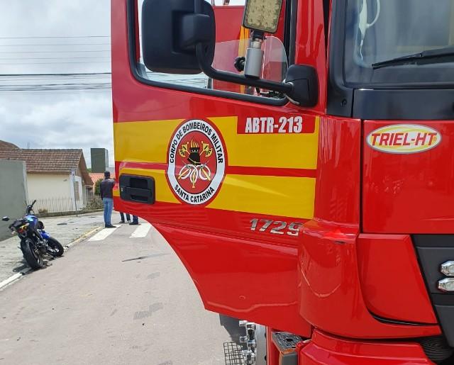 MOTOCICLISTA FICA GRAVEMENTE FERIDO EM COLISÃO NO CENTRO DE MAFRA