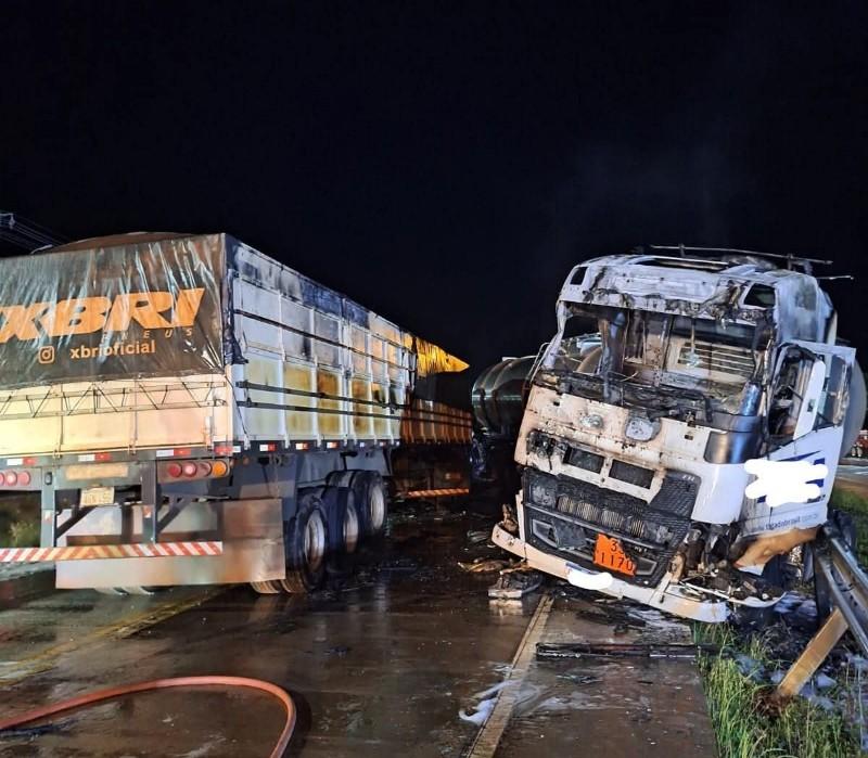 Motorista fica gravemente ferido em colisão entre carretas em São José do Cedro