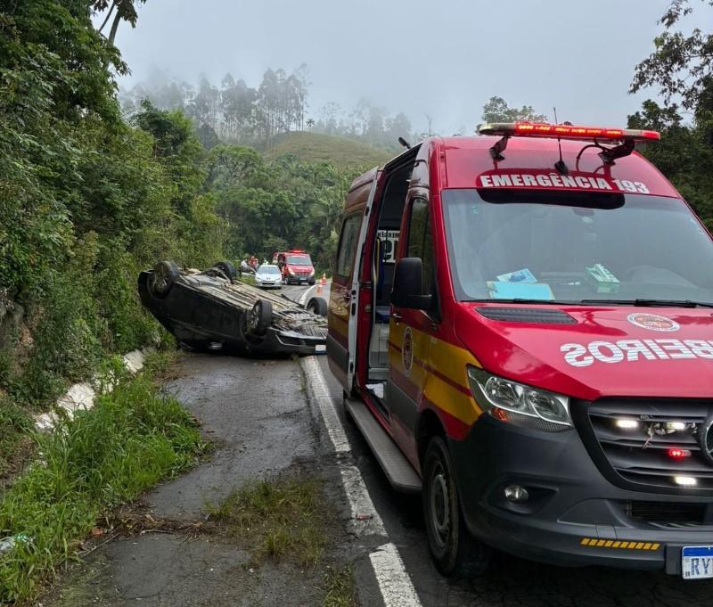 Mulher fica ferida após capotamento na BR-280 na localidade do Rio Mandioca
