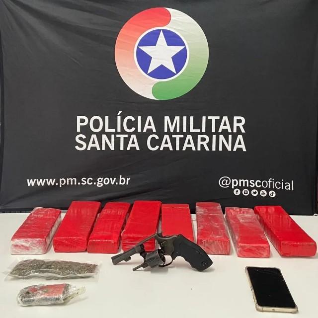 Perseguição termina em prisões e apreensão de arma e drogas em Rio Negrinho