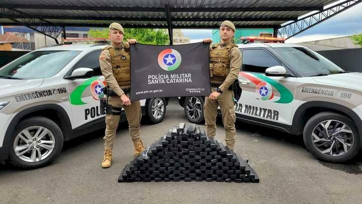 Polícia Militar aborda veículo e apreende 89 kg de maconha