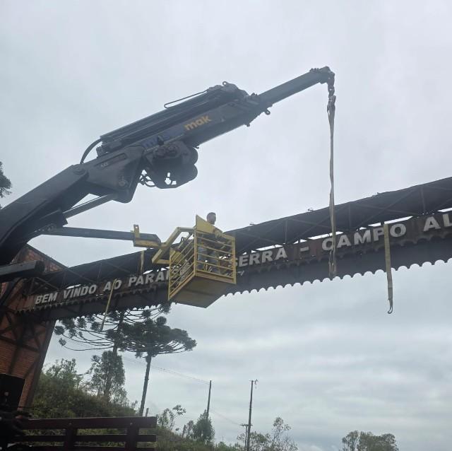 Portal de Campo Alegre na SC-418 é removido temporariamente