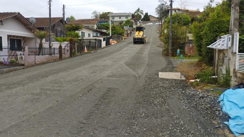 Prefeitura inicia pavimentação em concreto na Rua Walter Roenner