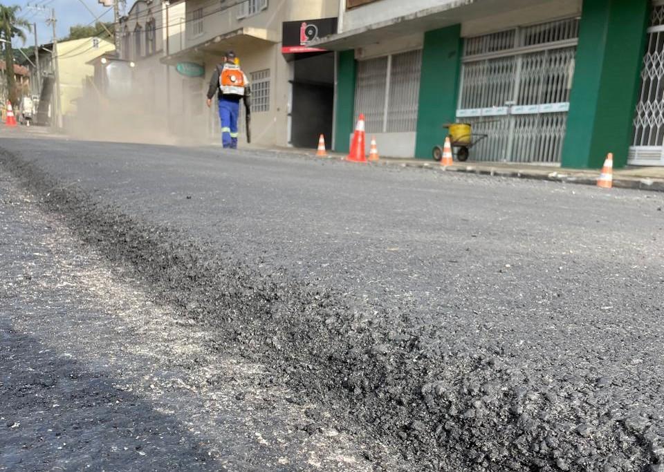 Trabalhos de recapeamento asfáltico no bairro Oxford