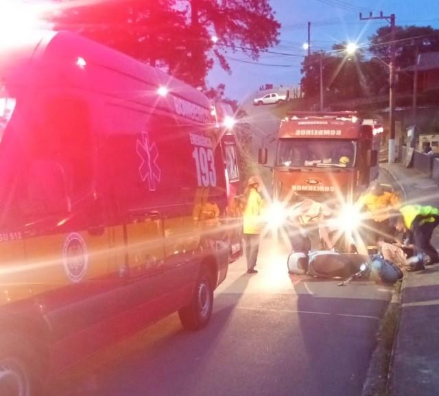 Acidente com motocicleta elétrica deixa dois jovens feridos em Rio Negrinho