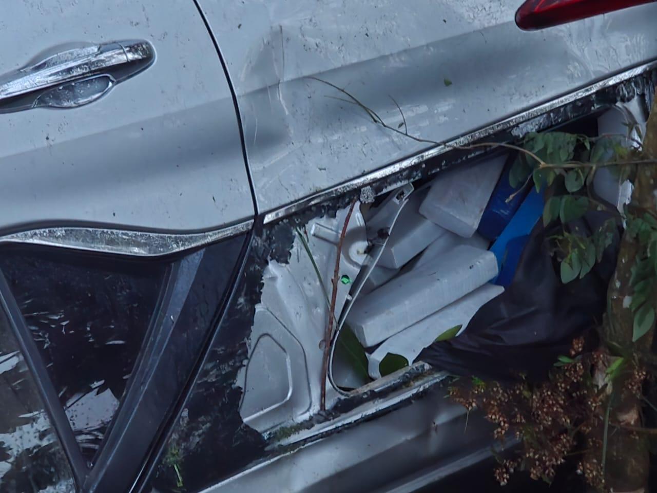Caminhonete furtada carregada com 631 kg de maconha capota  em Porto União