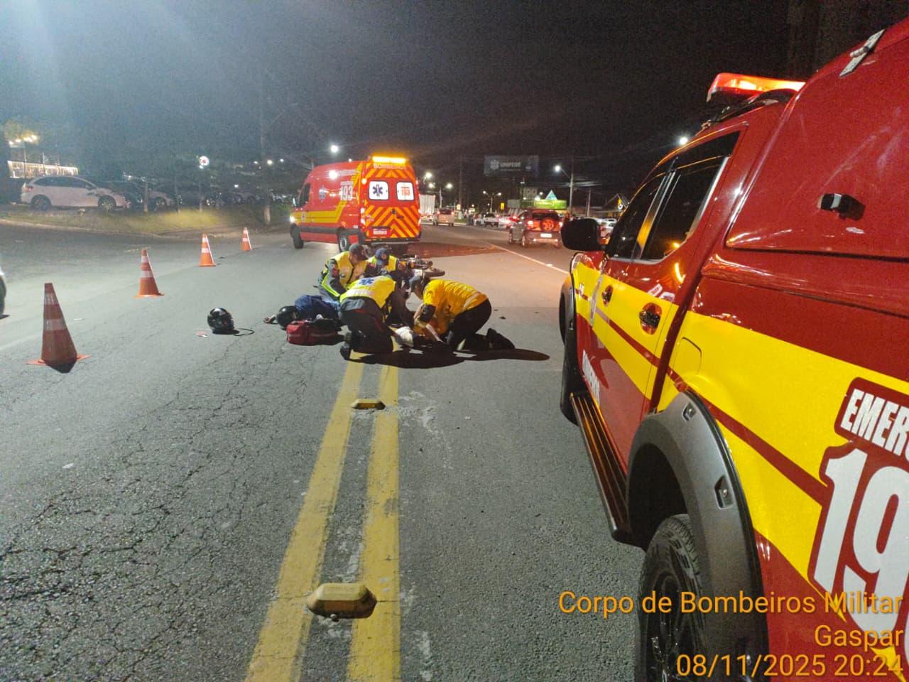 Colisão entre carro e moto deixa duas pessoas feridas em Gaspar