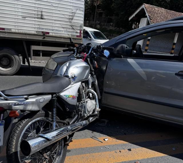 Colisão entre carro e moto deixa duas pessoas feridas na BR-280, em Rio Negrinho