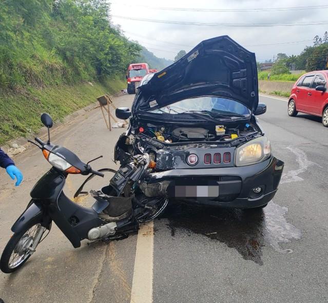 Colisão entre carro e motocicleta deixa dois mortos na BR-470 em Gaspar