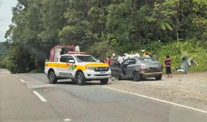 Colisão na SC-418 deixa duas pessoas gravemente feridas em Pirabeiraba