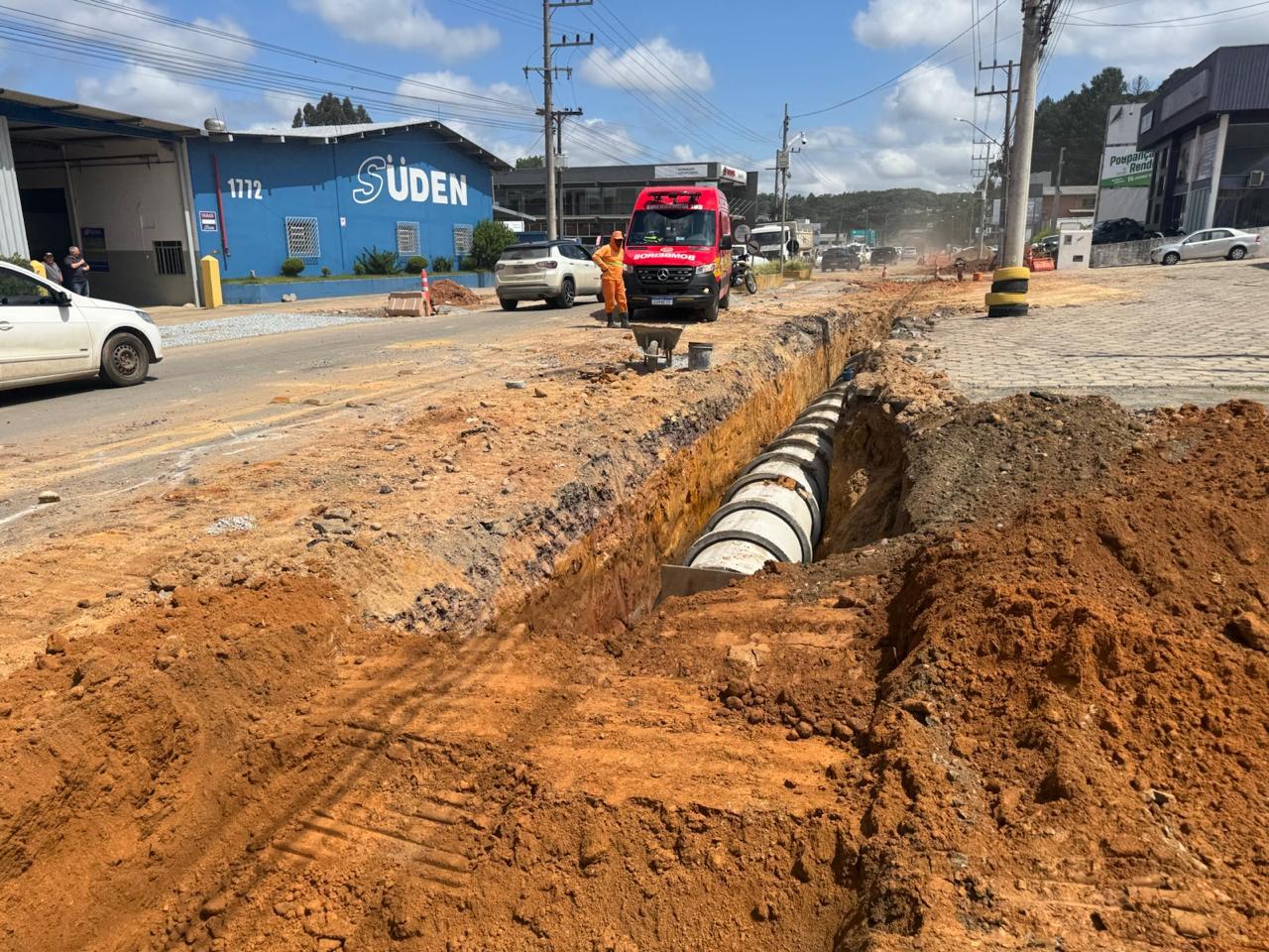 Desabamento de terra atinge dois trabalhadores na Av São Bento