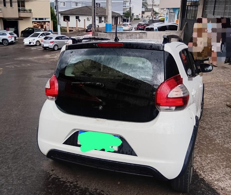 Homem é morto a tiros dentro de carro em Videira; outro ficou ferido