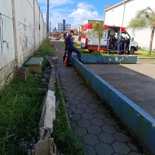Homem fica ferido após poste cair sobre a perna em Itajaí